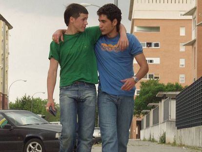 ¿Qué debemos responderle a nuestro hijo si quiere saber, más allá de una definición de 14 palabras, qué es el feminismo? En la imagen, unos adolescentes Juan José Ballesta y Jesús Carroza, en la película '7 vírgenes' (2005).