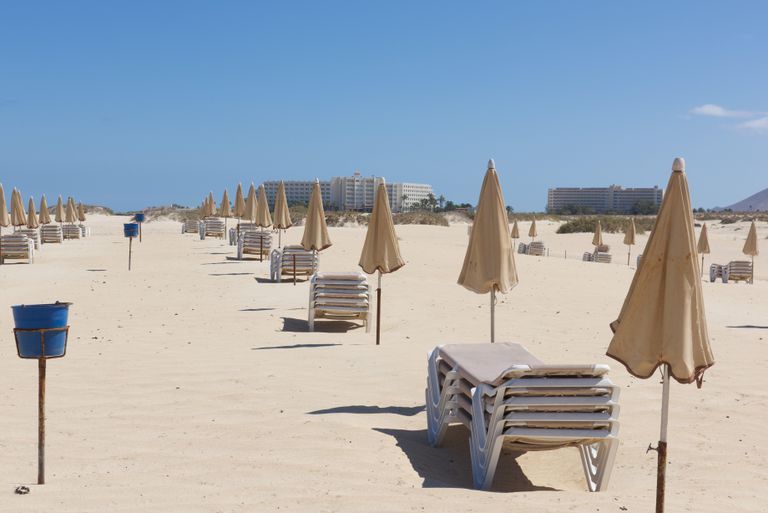 Hamacas vacías en las playas de Corralejo (Fuerteventura), este miércoles.