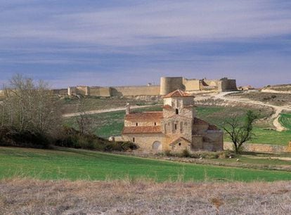 La iglesia de La Anunciada, de estilo románico lombardo, con las murallas de Urueña al fondo.