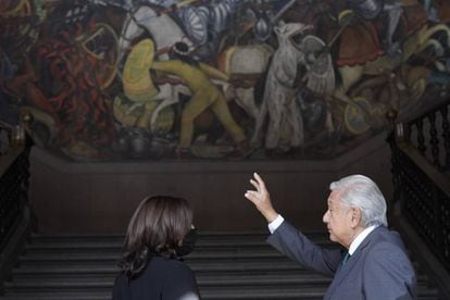 López Obrador le muestra a Kamala Harris el mural 'La historia de México' del artista Diego Rivera en el Palacio Nacional en la Ciudad de México