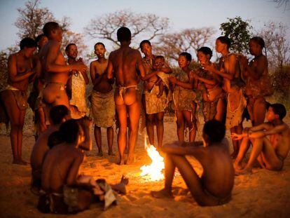 Una tribu Ju/’hoansi simula su estilo de vida para los turistas en el museo vivo de Grashoek, en Namibia.