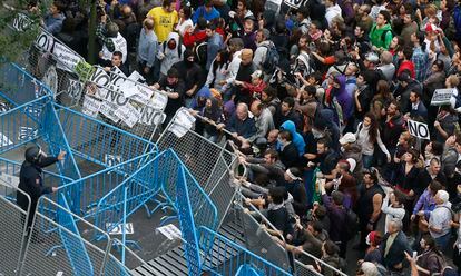 Derribo de vallas en la Carrera de San Jerónimo durante la marcha "Rodea el Congreso"