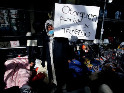 Migrantes acampados a las puertas de un hotel de Manhattan, el pasado 1 de febrero.