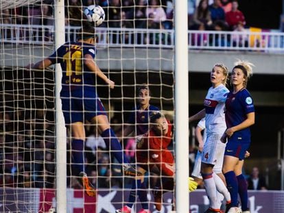 Alexia Putellas rechaza el balón en el polémico gol del Lyon.