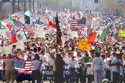 Miles de personas marchan por las calles de Omaha, en el Estado de Nebraska, a favor de la campaña por la dignidad de los inmigrantes.