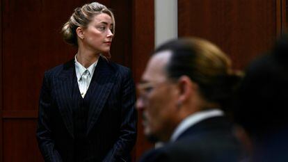 Los actores Amber Heard y Johnny Depp, observan al jurado llegar al juzgado el martes 17 de 2022.