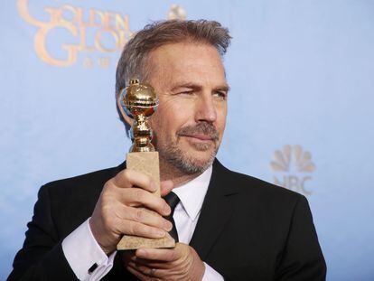 Kevin Costner tras ganar el Globo de Oro en 2013 a mejor actor de miniseries o películas para televisión por su papel en 'Hatfields & McCoys'.