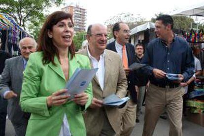 La presidenta del PPC, Alicia Sánchez Camacho, visita el mercado de Badalona junto a Xavier García Albiol, entre otros.