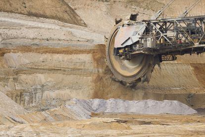Una excavadora amplía una mina de carbón en Luetzerath (Alemania).