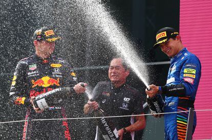 Max Verstappen y Lando Norris celebran el primer y tercer puesto, respectivamente.