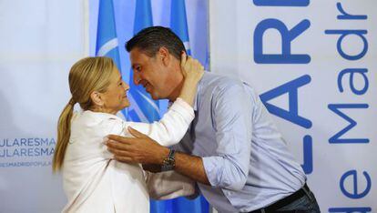 Cristina Cifuentes y Xavi Garc&iacute;a Albiol, el domingo en El Escorial. 