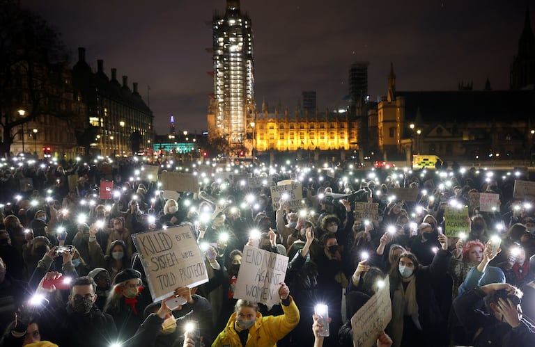 La carga policial durante la vigilia por Sarah Everard en Londres desata  una ola de indignación | Sociedad | EL PAÍS