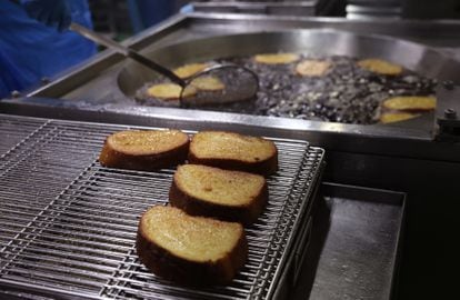The torrijas are fried in sunflower oil, which is renewed every four hours. 