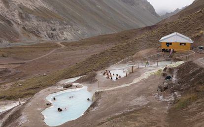 Piscinas de agua de origen magm&aacute;tico de las termas Valle de Colina, ubicadas a 2.500 metros en los Andes chilenos.  