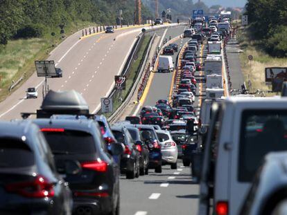 Atasco de vehículos en la autovía A-9 de Alemania. 