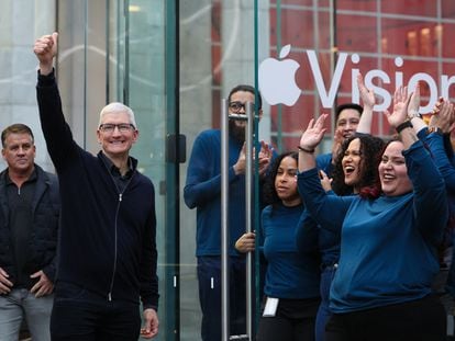 Tim Cook, director ejecutivo de Apple, y empleados de la compañía saludan a los clientes que llegan para comprar los auriculares Pro Vision en la Quinta Avenida de Nueva York, este viernes.