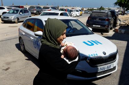 Una mujer con un bebé se dirige a uno de los refugios de la UNRWA en la franja de Gaza. 