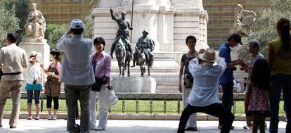 Turistas extranjeros se fotograf&iacute;an en la plaza de Espa&ntilde;a en una imagen del verano de 2013.