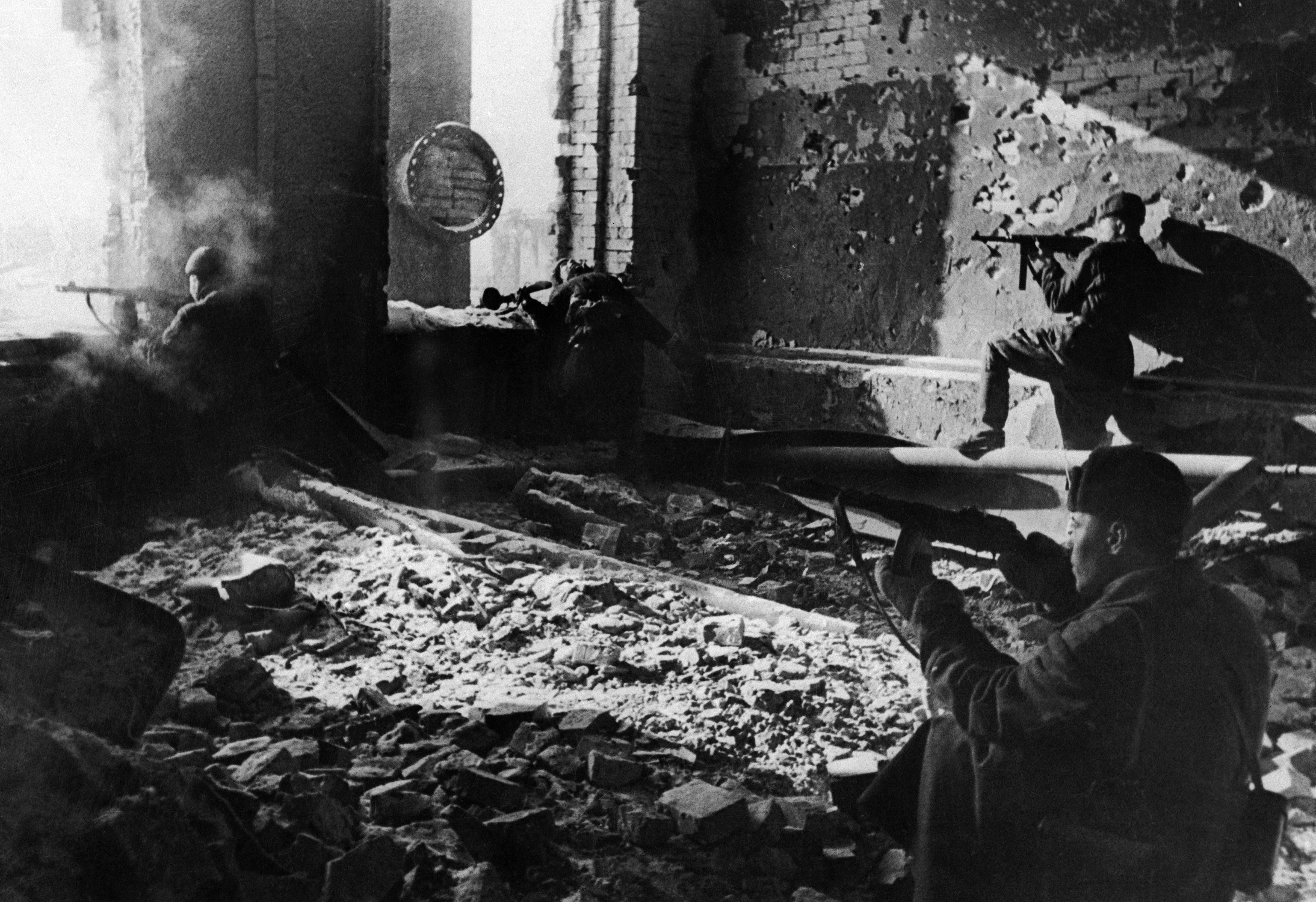 Soldados soviéticos defienden una posición en la ciudad de Stalingrado, en una fotografía tomada el 1 de septiembre de 1942.