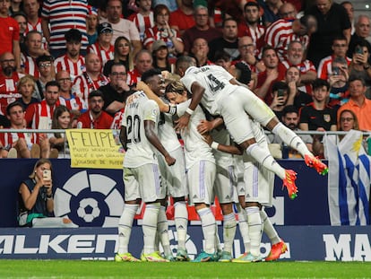 Fede Valverde celebra el segundo gol del Real Madrid, este domingo en el Metropolitano.