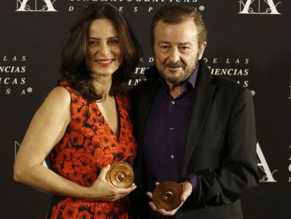 Aitana Sánchez-Gijón y Juan Diego, con las Medallas de Oro en la mano.