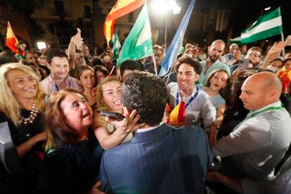 Juanma Moreno, del PP, es felicitado a las puertas de la sede del partido en Sevilla el pasado 19 de junio, tras lograr el mejor resultado de la historia del PP en Andalucía en votos y escaños.