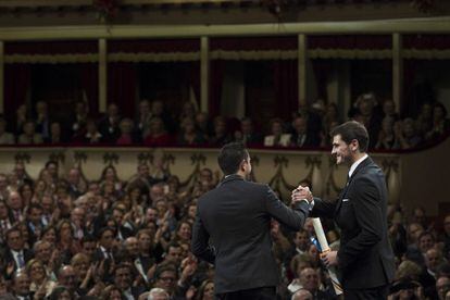 Los jugadores de la selección española de fútbol Iker Casillas (d) y Xavi Hernández, tras recoger el premio Príncipe de Asturias de los Deportes 2012.