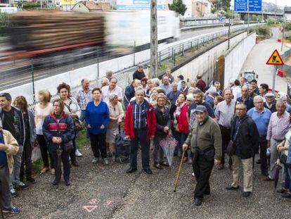 Vecinos de Chapela, al borde de la autopista que Fomento ampl&iacute;a al pie de sus casas.