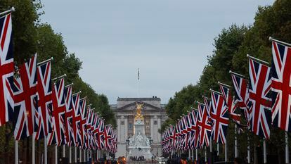 Banderas colocadas en The Mall, en honor a la reina Isabel II.  