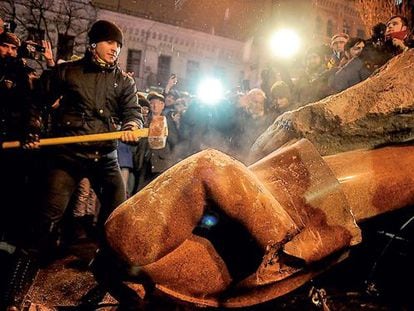 Escena en Ucrania, durante el derribo ante los medios de comunicaci&oacute;n de una estatua de Lenin.