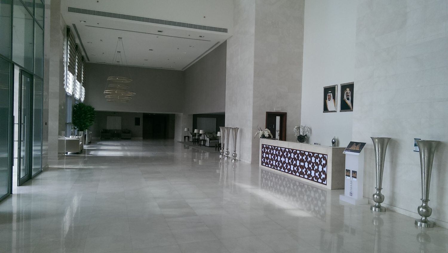 Vestíbulo del edificio en el que vivía la princesa Basmah en Yeda.