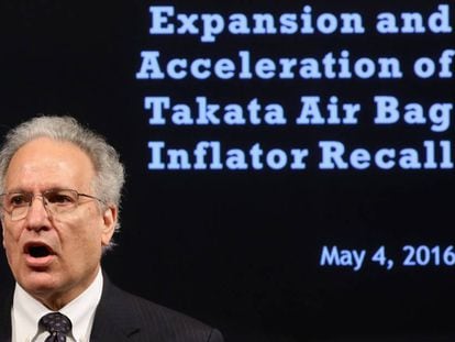 Mark Rosekind, de la administración de Tráfico de Estaos Unidos, anuncia la retirada de los airbag de Takata.