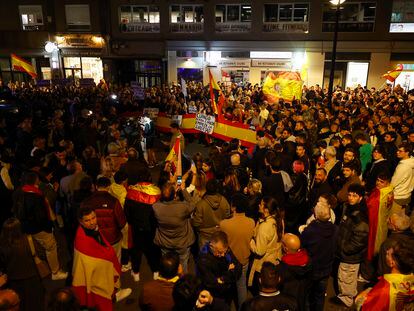 Imagen de la concentración del pasado jueves frente a la sede del PSPV-PSOE en Valencia contra los pactos de investidura y la ley de amnistía.