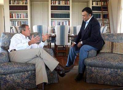 George W. Bush departe en su rancho con el entonces embajador de Arabia Saudí, Bandar Bin Sultán, en 2002.