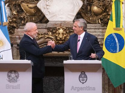 El presidente de Brasil, Luiz Inacio Lula da Silva, estrecha la mano a Alberto Fernández, presidente de Argentina, en una cumbre entre ambos países celebrada en Buenos Aires el 23 de enero.