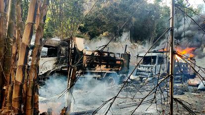 Vehículos quemados tras el ataque en la localidad de Moso, el pasado viernes en Estado birmano de Kayah.