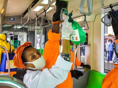 El personal de limpieza desinfecta un vagón de metro como medida preventiva contra la propagación del coronavirus en Addis Abeba (Etiopía).