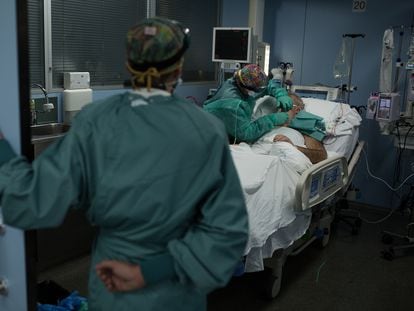 Dos sanitarios atienden a un paciente con covid-19 en la UCI del Hospital Sant Pau de Barcelona