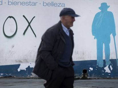 Un hombre pasea frente a una pintada de Vox en una calle del centro de El Ejido, el pasado jueves.