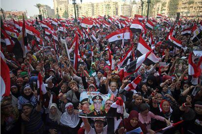 En la plaza Tahrir se han congregado varios miles de personas que celebraban la efem&eacute;ride mostrando su apoyo al ej&eacute;rcito egipcio, portando banderas e im&aacute;genes de Abdel Fat&aacute; al Sisi.