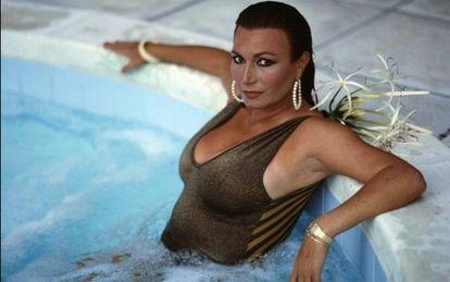 Rocío Jurado, posando en una piscina, en 1997.