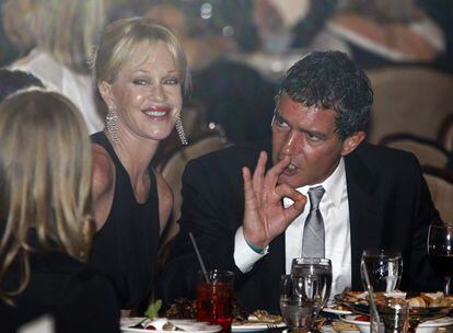 El actor español Antonio Banderas y su esposa, Melanie Griffith, asistieron el miércoles pasado a una cena en Los Ángeles para apoyar al Partido Demócrata, en la que coincidieron con el presidente de Estados Unidos, Barack Obama. Al acto, en el que los invitados tuvieron que pagar 21.000 euros por cubierto, acudieron también Kiefer Sutherland y Steven Spielberg, entre otros.