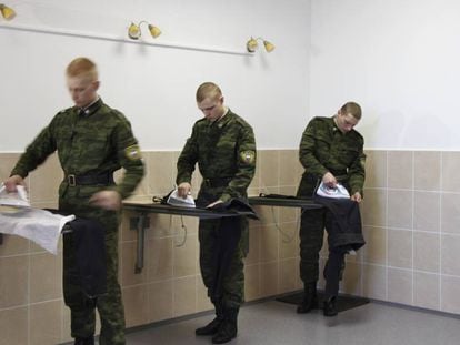 Unos soldados planchan ropa en Moscú en 2012.