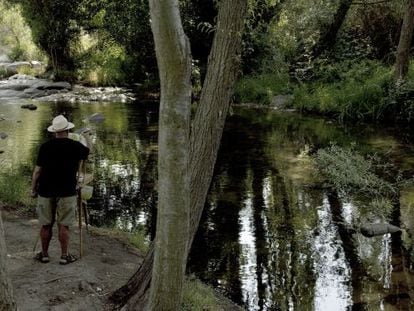 Un pintor en la ribera del r&iacute;o Eresma a su paso por Segovia.