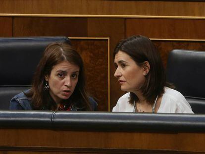 La portavoz del PSOE en el Congreso, Adriana Lastra, junto a la ministra de Sanidad, Carmen Montón.
