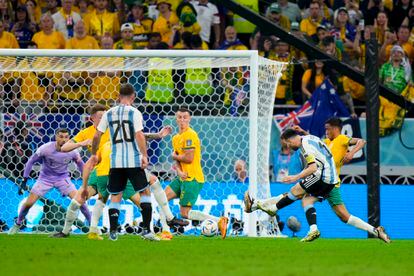 Messi dispara a puerta en la jugada que ha supuesto el primer gol de Argentina. 