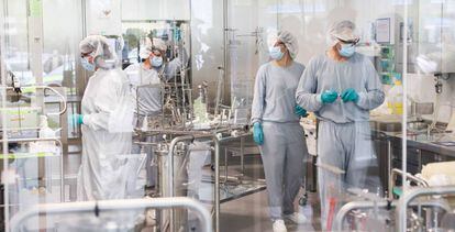 Producción de vacuna del Covid-19 en las instalaciones alemanas de BioNTech.