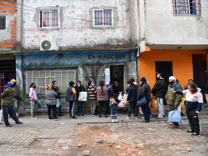 Vecinos de Ciudad Oculta, en la ciudad de Buenos Aires, hacen fila frente al comedor comunitario En-Haccore a la espera de una ración de comida, el 16 de junio de 2022.