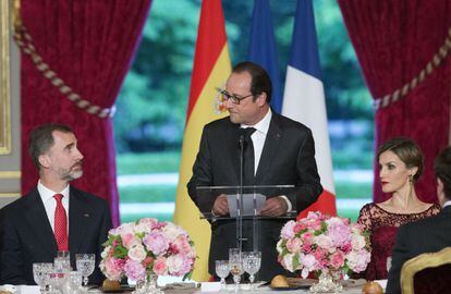 François Hollande da el discurso de la cena de Estado celebrada en el Palacio del Elíseo. El acto con mayor carga política en esta visita se celebrará el miércoles, cuando el rey intervenga ante los diputados en la Asamblea Nacional.