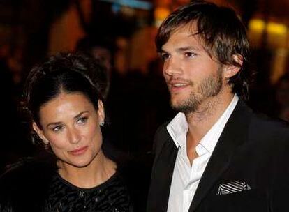 Demi Moore y su marido, Ashton Kutcher, a la llegada a la fiesta privada de la familia Prada.